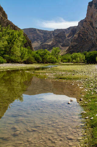 Pág. 41 - El río Nazas a su paso por el Cañón de Fernández, municipio de Lerdo, Dgo. En gran medida, fue asegurar el abastecimiento de agua lo que condicionó el trazo del Camino Real de Tierra Adentro. (ME)